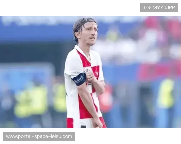 莫德里奇绝杀后与队友相拥，40岁老将泪洒赛场