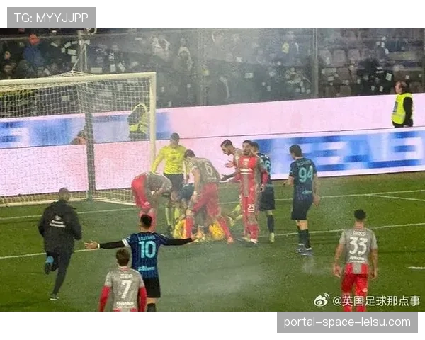 数名涉嫌在比赛中向场内投掷杂物的马竞球迷被警方逮捕。