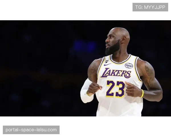 特写：詹姆斯生涯总得分突破44000分后的赛场庆祝